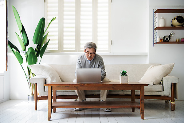 포토 JPG 전신 노년 남자 안경 모션 돋보기 실내 한명 앉기 앞모습 노트북 한국인 은퇴 70대 독거노인 어려움 힘듦 노인남자한명만 졸혼 국내포토 1 잡화 뷰포인트 컨셉 사람 동양인 성인 내부 전자제품 합성어 남자한명만 노인남자만 파일형식