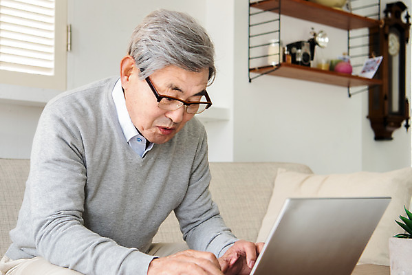 포토 JPG 노년 남자 안경 모션 돋보기 실내 한명 앉기 상반신 옆모습 노트북 한국인 타자 은퇴 70대 독거노인 어려움 힘듦 노인남자한명만 졸혼 국내포토 1 잡화 뷰포인트 컨셉 사람 동양인 성인 내부 전자제품 야구선수 합성어 남자한명만 노인남자만 파일형식