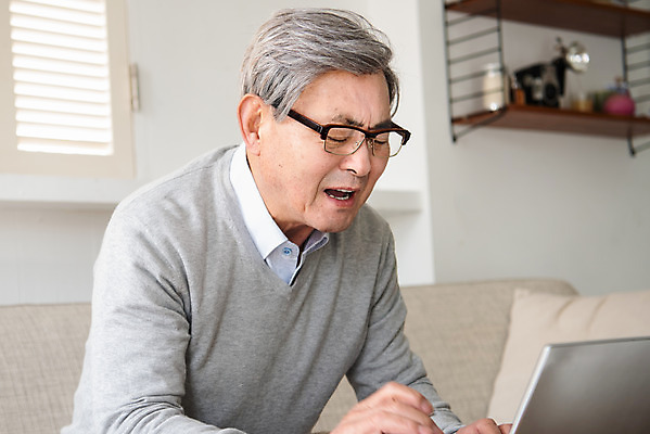 포토 JPG 노년 남자 안경 모션 돋보기 실내 한명 앉기 상반신 옆모습 노트북 한국인 은퇴 70대 독거노인 어려움 힘듦 노인남자한명만 졸혼 국내포토 1 잡화 뷰포인트 컨셉 사람 동양인 성인 내부 전자제품 합성어 남자한명만 노인남자만 파일형식