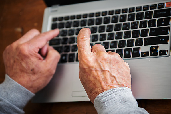 포토 JPG 손 노년 남자 모션 실내 한명 신체부위 노트북 한국인 타자 은퇴 70대 독거노인 어려움 힘듦 노인남자한명만 졸혼 국내포토 1 컨셉 사람 동양인 성인 내부 전자제품 야구선수 합성어 남자한명만 노인남자만 파일형식