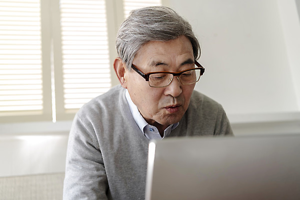 포토 JPG 노년 남자 안경 모션 돋보기 실내 한명 앉기 상반신 앞모습 노트북 한국인 은퇴 70대 독거노인 어려움 힘듦 노인남자한명만 졸혼 국내포토 1 잡화 뷰포인트 컨셉 사람 동양인 성인 내부 전자제품 합성어 남자한명만 노인남자만 파일형식