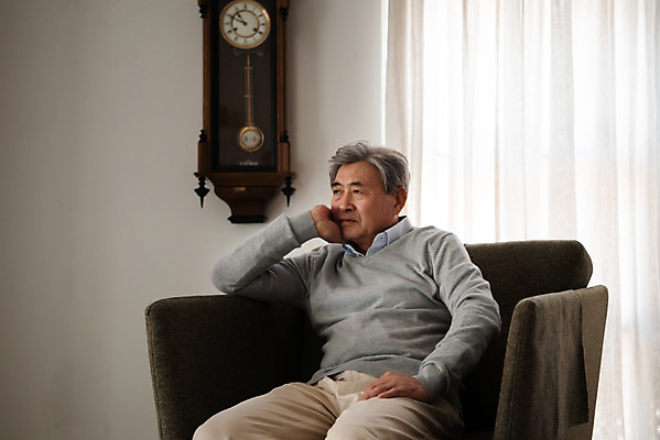 포토 JPG 노년 남자 생각 모션 실내 한명 앉기 상반신 앞모습 소파 턱괴기 한국인 고독 은퇴 고민 70대 사색 독거노인 노인남자한명만 졸혼 국내포토 1 감정 뷰포인트 의자 사람 동양인 성인 내부 합성어 남자한명만 노인남자만 파일형식