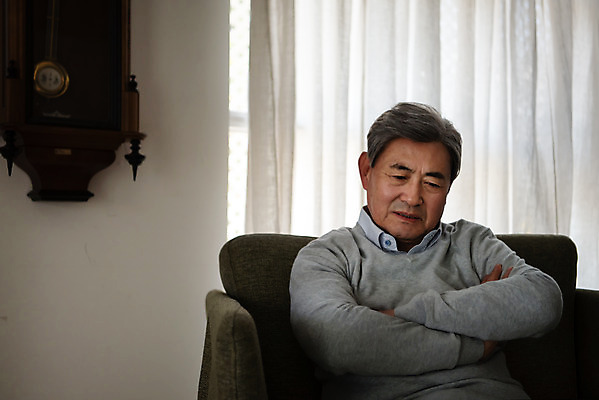 포토 JPG 노년 남자 생각 모션 실내 한명 앉기 상반신 앞모습 소파 팔짱 한국인 고독 은퇴 고민 70대 사색 독거노인 노인남자한명만 졸혼 국내포토 1 감정 뷰포인트 의자 사람 동양인 성인 내부 합성어 남자한명만 노인남자만 파일형식