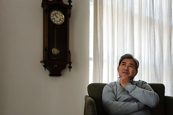 포토 JPG 응시 노년 남자 생각 모션 실내 한명 앉기 상반신 앞모습 소파 한국인 고독 은퇴 고민 70대 사색 독거노인 노인남자한명만 졸혼 국내포토 1 시선 감정 뷰포인트 의자 사람 동양인 성인 내부 합성어 남자한명만 노인남자만 파일형식