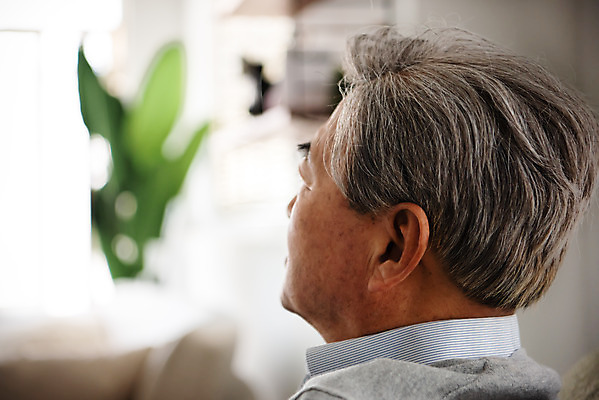 포토 JPG 응시 노년 남자 얼굴 생각 모션 실내 한명 앉기 근접촬영 아웃포커스 소파 한국인 고독 은퇴 고민 70대 사색 독거노인 노인남자한명만 졸혼 국내포토 1 시선 감정 뷰포인트 의자 촬영기법 사람 동양인 성인 내부 신체부위 합성어 남자한명만 노인남자만 파일형식
