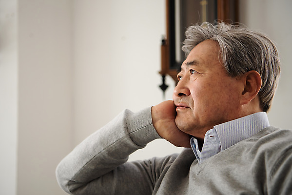 포토 JPG 응시 노년 남자 생각 모션 실내 한명 앉기 상반신 옆모습 소파 턱괴기 한국인 고독 은퇴 고민 70대 사색 독거노인 노인남자한명만 졸혼 국내포토 1 시선 감정 뷰포인트 의자 사람 동양인 성인 내부 합성어 남자한명만 노인남자만 파일형식