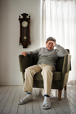 포토 JPG 전신 노년 남자 생각 모션 실내 한명 앉기 앞모습 소파 한국인 고독 은퇴 고민 70대 사색 독거노인 노인남자한명만 졸혼 국내포토 1 감정 뷰포인트 의자 사람 동양인 성인 내부 합성어 남자한명만 노인남자만 파일형식