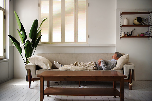 포토 JPG 전신 노년 남자 여유 모션 휴식 실내 한명 옆모습 소파 눕기 한국인 잠 편안함 은퇴 낮잠 70대 독거노인 노인남자한명만 졸혼 국내포토 1 감정 뷰포인트 컨셉 의자 사람 동양인 성인 내부 감각 합성어 남자한명만 노인남자만 파일형식