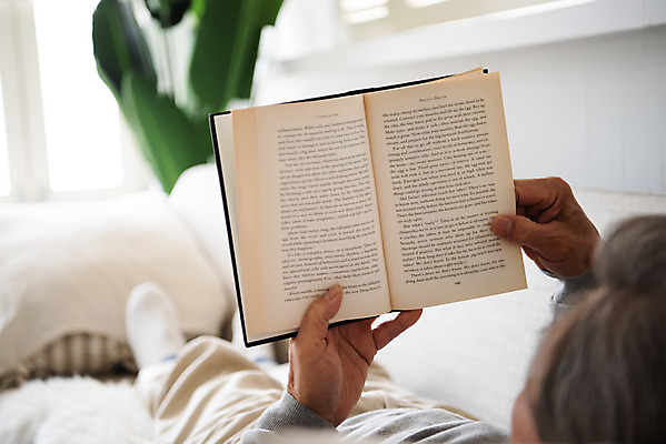 포토 JPG 전신 노년 남자 여유 모션 휴식 실내 한명 들기 책 눕기 독서 한국인 은퇴 읽기 70대 독거노인 노인남자한명만 졸혼 국내포토 1 감정 컨셉 사람 동양인 성인 내부 합성어 남자한명만 노인남자만 파일형식