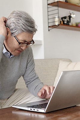 포토 JPG 노년 남자 안경 모션 돋보기 실내 한명 앉기 상반신 옆모습 노트북 한국인 은퇴 70대 독거노인 어려움 힘듦 노인남자한명만 졸혼 긁기 국내포토 1 잡화 뷰포인트 컨셉 사람 동양인 성인 내부 전자제품 합성어 남자한명만 노인남자만 파일형식