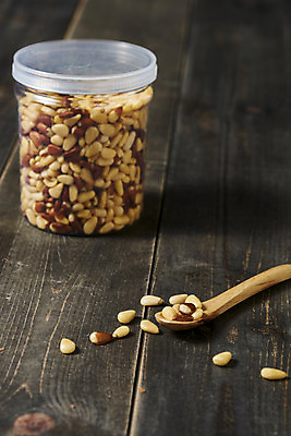 포토 JPG 스튜디오촬영 웰빙 실내 통 건강 사람없음 여러개 견과류 오브젝트 정월대보름 잣 부럼 나무숟가락 웰빙음식 슈퍼푸드 나무배경 국내포토 명절 다수 백그라운드 내부 숟가락 건강식품 건강식 파일형식