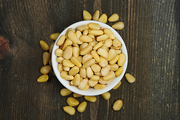 포토 JPG 스튜디오촬영 웰빙 실내 건강 사람없음 하이앵글 여러개 견과류 사기그릇 오브젝트 정월대보름 잣 부럼 웰빙음식 플랫레이 슈퍼푸드 나무배경 국내포토 그릇 명절 뷰포인트 다수 백그라운드 내부 플랫 건강식품 건강식 파일형식