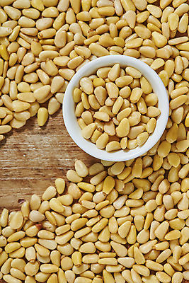 포토 JPG 스튜디오촬영 웰빙 실내 건강 사람없음 하이앵글 여러개 견과류 사기그릇 오브젝트 정월대보름 잣 부럼 웰빙음식 플랫레이 슈퍼푸드 나무배경 국내포토 그릇 명절 뷰포인트 다수 백그라운드 내부 플랫 건강식품 건강식 파일형식