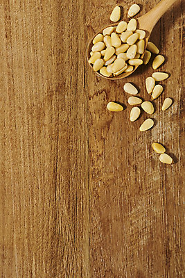 포토 JPG 스튜디오촬영 웰빙 실내 건강 사람없음 하이앵글 여러개 견과류 오브젝트 정월대보름 잣 부럼 나무숟가락 웰빙음식 플랫레이 슈퍼푸드 나무배경 국내포토 명절 뷰포인트 다수 백그라운드 내부 숟가락 플랫 건강식품 건강식 파일형식