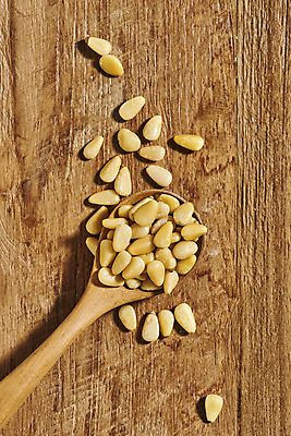 포토 JPG 스튜디오촬영 웰빙 실내 건강 사람없음 하이앵글 여러개 견과류 오브젝트 정월대보름 잣 부럼 나무숟가락 웰빙음식 플랫레이 슈퍼푸드 나무배경 국내포토 명절 뷰포인트 다수 백그라운드 내부 숟가락 플랫 건강식품 건강식 파일형식