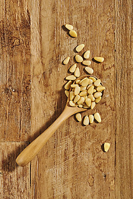 포토 JPG 스튜디오촬영 웰빙 실내 건강 사람없음 하이앵글 여러개 견과류 오브젝트 정월대보름 잣 부럼 나무숟가락 웰빙음식 플랫레이 슈퍼푸드 나무배경 국내포토 명절 뷰포인트 다수 백그라운드 내부 숟가락 플랫 건강식품 건강식 파일형식