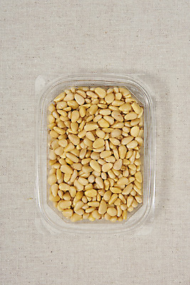 포토 JPG 스튜디오촬영 웰빙 실내 건강 사람없음 하이앵글 여러개 견과류 오브젝트 정월대보름 잣 부럼 웰빙음식 포장용기 베이지색배경 플랫레이 슈퍼푸드 국내포토 명절 뷰포인트 다수 백그라운드 내부 플랫 건강식품 건강식 베이지색 포장재료 파일형식