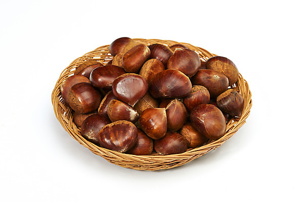 포토 JPG 스튜디오촬영 웰빙 실내 건강 사람없음 여러개 견과류 밤 오브젝트 흰배경 정월대보름 부럼 웰빙음식 슈퍼푸드 라탄바구니 국내포토 명절 다수 백그라운드 내부 바구니 흰색 건강식품 건강식 파일형식