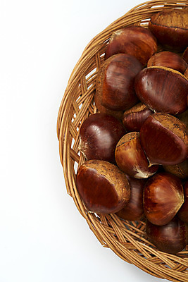 포토 JPG 스튜디오촬영 웰빙 실내 건강 근접촬영 사람없음 하이앵글 여러개 견과류 밤 오브젝트 흰배경 정월대보름 부럼 웰빙음식 플랫레이 슈퍼푸드 라탄바구니 국내포토 명절 뷰포인트 다수 백그라운드 내부 바구니 흰색 플랫 건강식품 건강식 파일형식