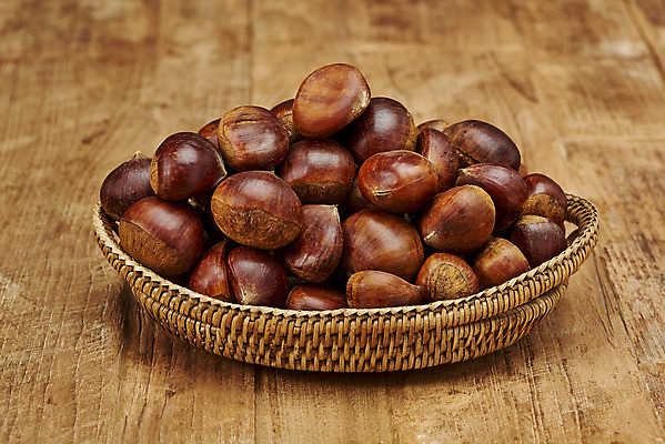 포토 JPG 스튜디오촬영 웰빙 실내 건강 사람없음 여러개 견과류 밤 오브젝트 정월대보름 부럼 웰빙음식 슈퍼푸드 라탄바구니 나무배경 국내포토 명절 다수 백그라운드 내부 바구니 건강식품 건강식 파일형식