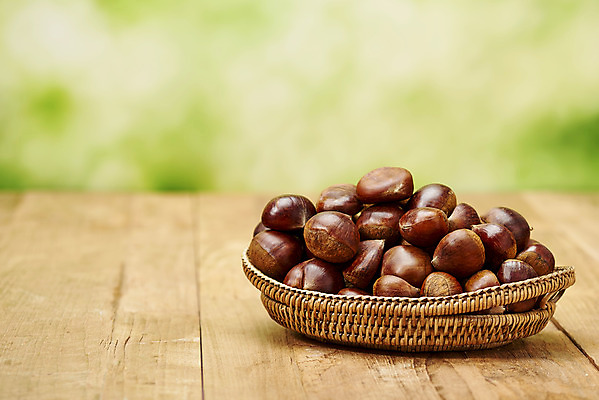 포토 JPG 스튜디오촬영 웰빙 실내 건강 사람없음 여러개 견과류 밤 오브젝트 정월대보름 부럼 웰빙음식 슈퍼푸드 라탄바구니 나무배경 국내포토 명절 다수 백그라운드 내부 바구니 건강식품 건강식 파일형식