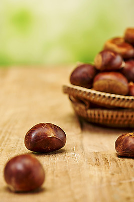 포토 JPG 스튜디오촬영 웰빙 실내 건강 근접촬영 사람없음 아웃포커스 여러개 견과류 밤 오브젝트 정월대보름 부럼 웰빙음식 슈퍼푸드 라탄바구니 나무배경 국내포토 명절 뷰포인트 다수 백그라운드 촬영기법 내부 바구니 건강식품 건강식 파일형식