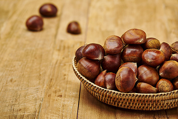 포토 JPG 스튜디오촬영 웰빙 실내 건강 사람없음 아웃포커스 여러개 견과류 밤 오브젝트 정월대보름 부럼 웰빙음식 슈퍼푸드 라탄바구니 나무배경 국내포토 명절 다수 백그라운드 촬영기법 내부 바구니 건강식품 건강식 파일형식