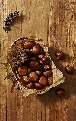 포토 JPG 스튜디오촬영 웰빙 실내 건강 사람없음 하이앵글 여러개 견과류 밤 밤송이 오브젝트 솔방울 정월대보름 부럼 웰빙음식 플랫레이 슈퍼푸드 종이호일 나무배경 국내포토 명절 뷰포인트 다수 백그라운드 내부 플랫 밤_견과류 건강식품 건강식 파일형식