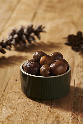 포토 JPG 스튜디오촬영 웰빙 실내 건강 사람없음 아웃포커스 여러개 견과류 밤 오브젝트 겨울음식 겨울간식 솔방울 정월대보름 부럼 웰빙음식 군밤 슈퍼푸드 제철음식 나무배경 국내포토 명절 음식 다수 백그라운드 겨울 디저트 촬영기법 내부 밤_견과류 굽기 건강식품 건강식 제철 파일형식