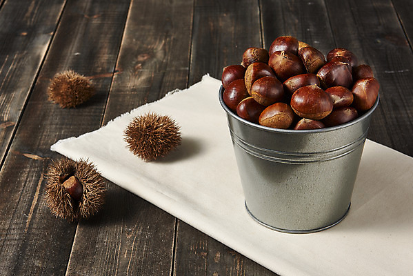 포토 JPG 스튜디오촬영 웰빙 실내 건강 사람없음 여러개 견과류 밤 밤송이 천 오브젝트 정월대보름 부럼 웰빙음식 철바구니 슈퍼푸드 나무배경 국내포토 명절 다수 백그라운드 내부 바구니 직물 밤_견과류 건강식품 건강식 파일형식