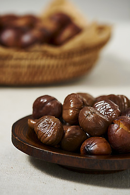 포토 JPG 스튜디오촬영 웰빙 실내 건강 근접촬영 사람없음 아웃포커스 여러개 견과류 밤 오브젝트 겨울음식 흰배경 겨울간식 정월대보름 부럼 웰빙음식 군밤 슈퍼푸드 제철음식 라탄바구니 국내포토 명절 음식 뷰포인트 다수 백그라운드 겨울 디저트 촬영기법 내부 바구니 흰색 밤_견과류 굽기 건강식품 건강식 제철 파일형식