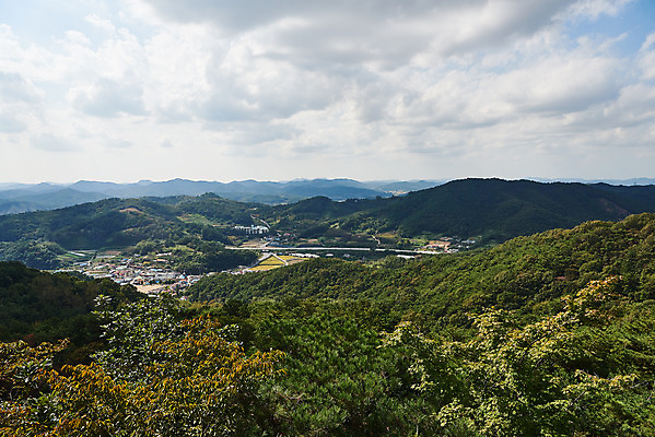 포토 JPG 주간 구름 한국전통 여행 유적지 하늘 풍경 사람없음 야외 관광지 세계문화유산 문화재 가을 역사 한국사 부여 가림산성 성흥산 국내포토 자연요소 전통 계절 고건축 산 한국 충청남도 산성 파일형식