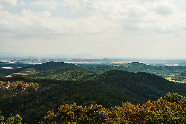 포토 JPG 주간 구름 한국전통 여행 유적지 하늘 풍경 사람없음 야외 관광지 세계문화유산 문화재 가을 역사 한국사 부여 가림산성 성흥산 국내포토 자연요소 전통 계절 고건축 산 한국 충청남도 산성 파일형식