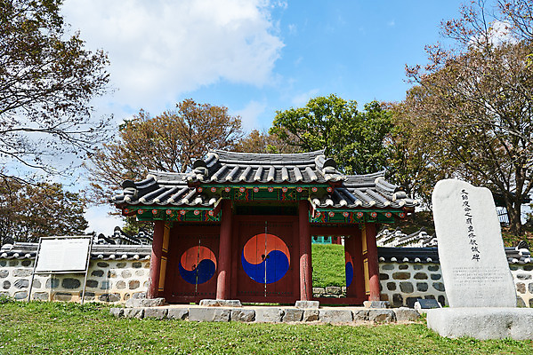 포토 JPG 주간 구름 한국전통 여행 유적지 하늘 풍경 사람없음 야외 관광지 세계문화유산 문화재 가을 역사 한국사 비석 부여 가림산성 성흥산 유금필장군사당 국내포토 자연요소 전통 계절 고건축 산 한국 충청남도 사당 산성 파일형식