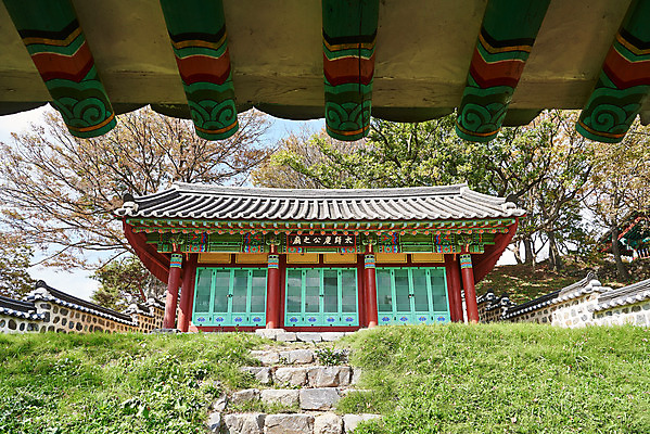 포토 JPG 주간 나무 한국전통 여행 유적지 풍경 사람없음 야외 관광지 세계문화유산 문화재 가을 역사 한국사 부여 가림산성 성흥산 유금필장군사당 국내포토 자연요소 식물 전통 계절 고건축 산 한국 충청남도 사당 산성 파일형식