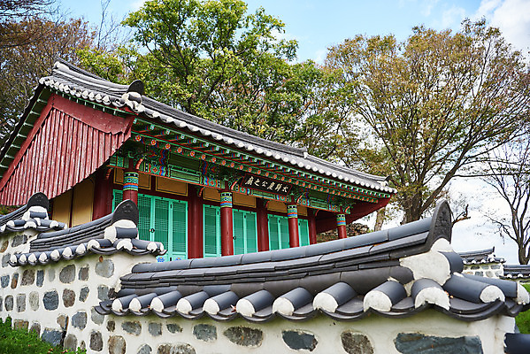 포토 JPG 주간 나무 한국전통 여행 유적지 풍경 사람없음 야외 관광지 세계문화유산 문화재 가을 역사 한국사 부여 기와담장 가림산성 성흥산 유금필장군사당 국내포토 자연요소 식물 전통 계절 고건축 산 한국 기와 담장 충청남도 사당 산성 파일형식