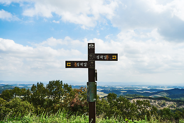 포토 JPG 주간 구름 한국전통 여행 유적지 하늘 풍경 사람없음 야외 관광지 세계문화유산 문화재 가을 역사 한국사 길안내 방향표지판 부여 성곽길 가림산성 성흥산 국내포토 자연요소 전통 계절 길 고건축 산 안내 한국 표지판 충청남도 산성 파일형식