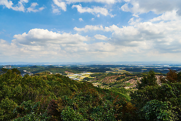포토 JPG 주간 구름 한국전통 여행 유적지 하늘 풍경 사람없음 야외 관광지 세계문화유산 문화재 가을 역사 한국사 부여 가림산성 성흥산 국내포토 자연요소 전통 계절 고건축 산 한국 충청남도 산성 파일형식