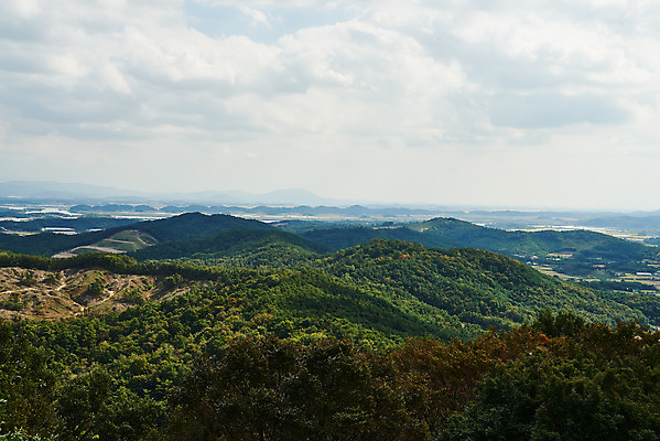 포토 JPG 주간 구름 한국전통 여행 유적지 하늘 풍경 사람없음 야외 관광지 세계문화유산 문화재 가을 역사 한국사 부여 가림산성 성흥산 국내포토 자연요소 전통 계절 고건축 산 한국 충청남도 산성 파일형식