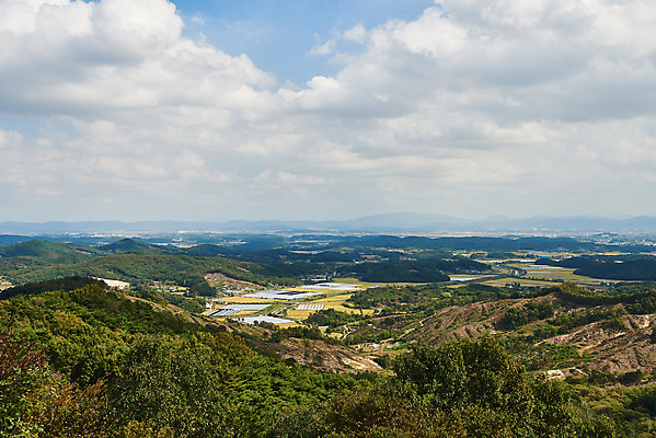 포토 JPG 주간 나무 구름 한국전통 여행 유적지 하늘 풍경 사람없음 야외 관광지 세계문화유산 문화재 가을 역사 한국사 부여 가림산성 성흥산 국내포토 자연요소 식물 전통 계절 고건축 산 한국 충청남도 산성 파일형식