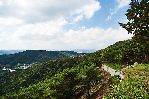 포토 JPG 주간 나무 구름 한국전통 여행 유적지 하늘 풍경 사람없음 야외 관광지 세계문화유산 문화재 가을 역사 한국사 부여 가림산성 성흥산 국내포토 자연요소 식물 전통 계절 고건축 산 한국 충청남도 산성 파일형식