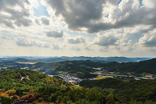 포토 JPG 주간 나무 구름 한국전통 여행 유적지 하늘 풍경 사람없음 야외 관광지 세계문화유산 문화재 가을 역사 한국사 부여 가림산성 성흥산 국내포토 자연요소 식물 전통 계절 고건축 산 한국 충청남도 산성 파일형식