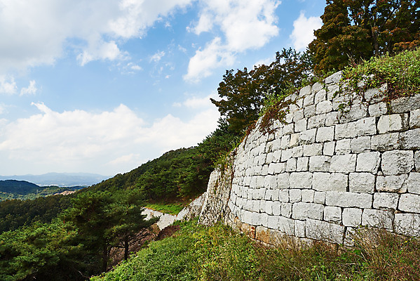 포토 JPG 주간 나무 구름 한국전통 여행 유적지 하늘 풍경 사람없음 야외 관광지 세계문화유산 문화재 가을 역사 한국사 부여 가림산성 성흥산 국내포토 자연요소 식물 전통 계절 고건축 산 한국 충청남도 산성 파일형식