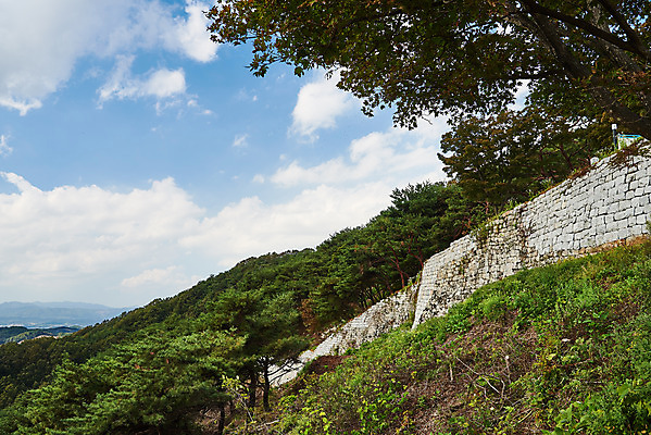 포토 JPG 주간 구름 한국전통 여행 유적지 하늘 풍경 사람없음 야외 관광지 세계문화유산 문화재 가을 역사 한국사 부여 가림산성 성흥산 국내포토 자연요소 전통 계절 고건축 산 한국 충청남도 산성 파일형식