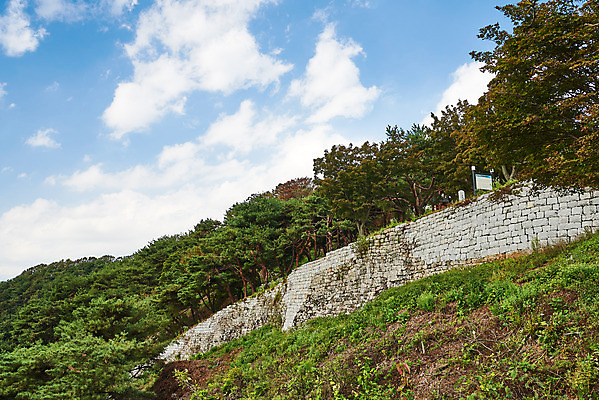 포토 JPG 주간 나무 구름 한국전통 여행 유적지 하늘 풍경 사람없음 야외 관광지 세계문화유산 문화재 가을 역사 한국사 부여 가림산성 성흥산 국내포토 자연요소 식물 전통 계절 고건축 산 한국 충청남도 산성 파일형식
