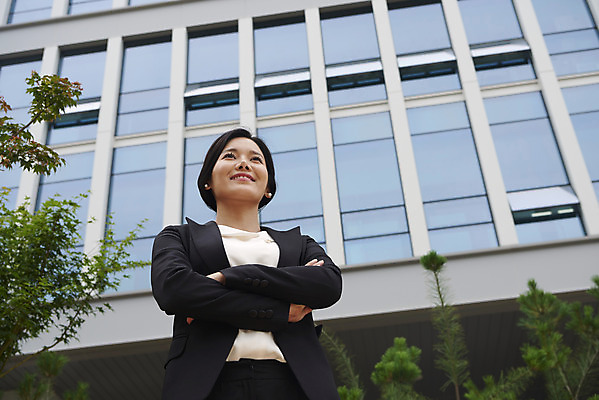 포토 JPG 주간 응시 여자 로우앵글 회사 성공 한명 서기 미소 빌딩 상반신 20대 성인 야외 앞모습 비즈니스라이프 팔짱 한국인 비즈니스우먼 자신감 긍정 성인여자한명만 판교 국내포토 자연요소 1 라이프스타일 시선 감정 뷰포인트 컨셉 비즈니스 모션 표정 사람 동양인 청년 건물 직장인 여자한명만 성인여자만 분당 파일형식