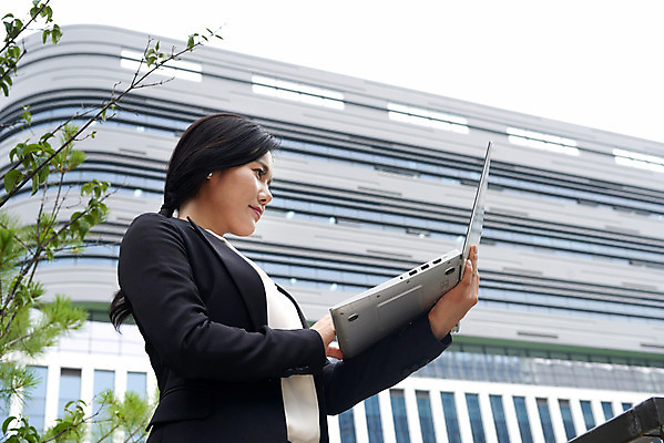 포토 JPG 주간 여자 로우앵글 회사 성공 한명 서기 들기 빌딩 상반신 20대 성인 야외 옆모습 비즈니스라이프 노트북 한국인 비즈니스우먼 자신감 긍정 성인여자한명만 판교 국내포토 자연요소 1 라이프스타일 감정 뷰포인트 컨셉 비즈니스 모션 사람 동양인 청년 건물 전자제품 직장인 여자한명만 성인여자만 분당 파일형식