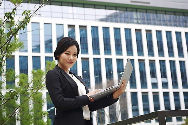 포토 JPG 주간 여자 회사 성공 한명 서기 들기 빌딩 상반신 20대 성인 야외 옆모습 비즈니스라이프 노트북 한국인 비즈니스우먼 자신감 긍정 성인여자한명만 판교 국내포토 자연요소 1 라이프스타일 감정 뷰포인트 컨셉 비즈니스 모션 사람 동양인 청년 건물 전자제품 직장인 여자한명만 성인여자만 분당 파일형식