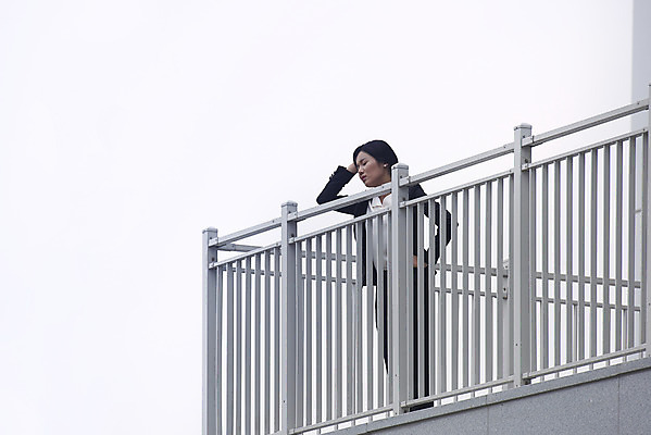 포토 JPG 주간 전신 여자 스트레스 한명 서기 20대 성인 야외 앞모습 비즈니스라이프 한국인 비즈니스우먼 고민 괴로움 압박 힘듦 성인여자한명만 판교 국내포토 자연요소 1 라이프스타일 감정 뷰포인트 컨셉 비즈니스 모션 사람 동양인 청년 직장인 여자한명만 성인여자만 분당 파일형식