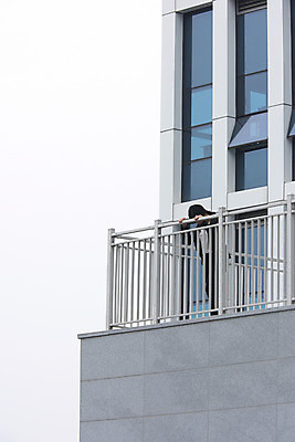 포토 JPG 주간 전신 여자 스트레스 한명 서기 20대 성인 야외 앞모습 비즈니스라이프 한국인 비즈니스우먼 고민 괴로움 압박 힘듦 성인여자한명만 판교 국내포토 자연요소 1 라이프스타일 감정 뷰포인트 컨셉 비즈니스 모션 사람 동양인 청년 직장인 여자한명만 성인여자만 분당 파일형식